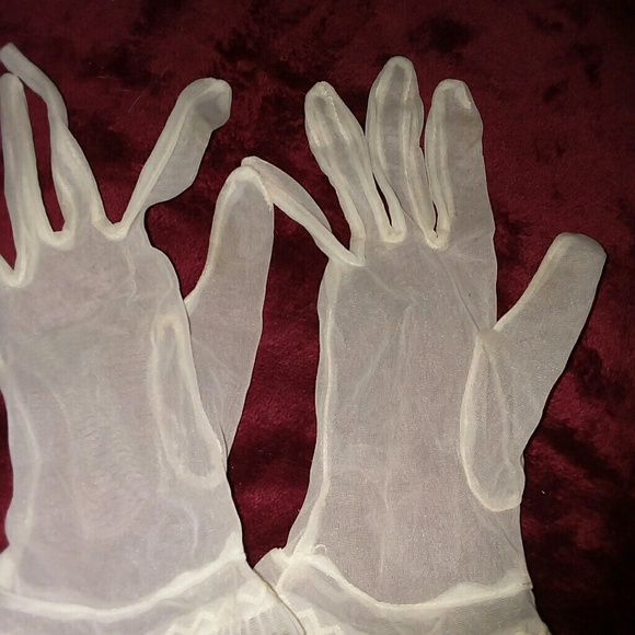 Vintage White Lace Gloves - Picture 2 of 2